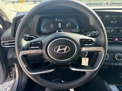 Used 2026 Hyundai Elantra SE FWD image 19