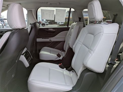 Used 2025 Lincoln Aviator 2WD image 14