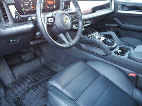 Used 2024 Porsche Cayenne image 4