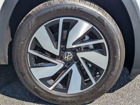 Used 2025 Volkswagen Atlas SE FWD image 11