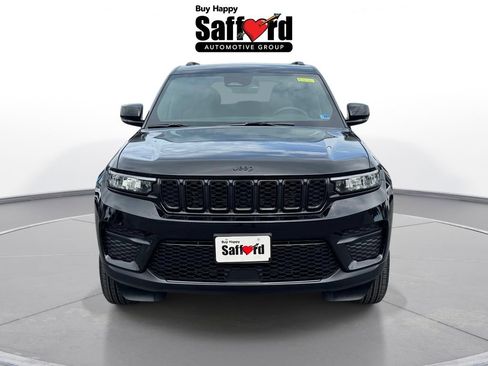 Used 2025 Jeep Grand Cherokee Altitude AWD/4WD image 8