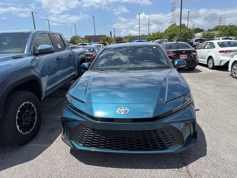 Used 2025 Toyota Camry SE w/ Convenience Package image 2