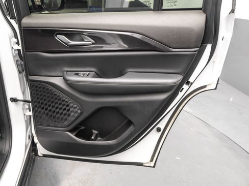 Used 2023 Jeep Grand Cherokee Altitude image 39