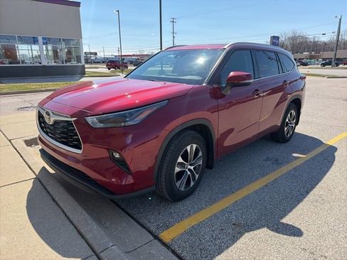 Used 2022 Toyota Highlander XLE image 1