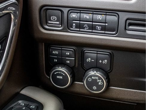 Used 2023 Chevrolet Suburban Z71 w/ Luxury Package AWD/4WD image 41