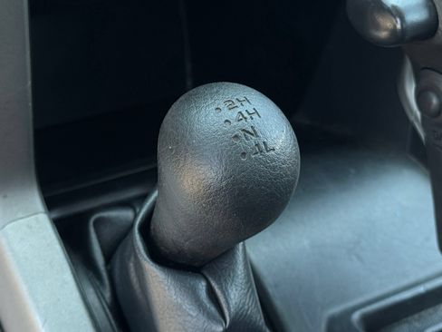 Used 2002 Nissan Frontier SE AWD/4WD image 14