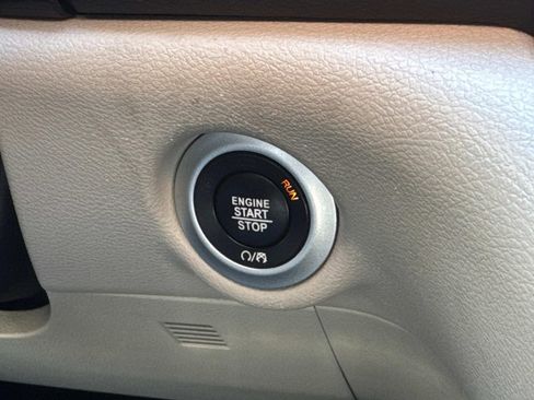 Used 2024 Chrysler Pacifica Touring-L FWD image 39