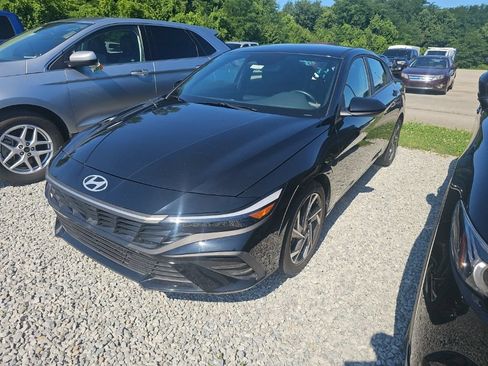 Used 2025 Hyundai Elantra Sport w/ Cargo Package FWD image 4