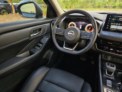 Used 2024 Nissan Rogue SL FWD image 9