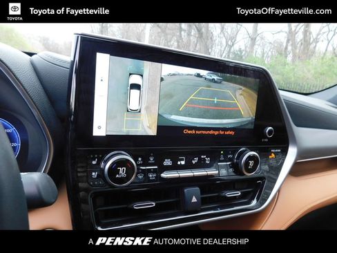 Used 2025 Toyota Highlander Platinum image 11