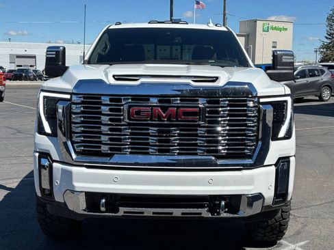 Used 2025 GMC Sierra 3500 Denali image 2