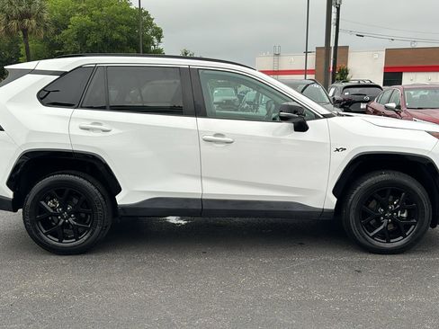 Used 2021 Toyota RAV4 XLE w/ Convenience Package FWD image 9