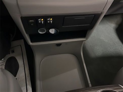 Used 2017 Toyota Sienna XLE image 23