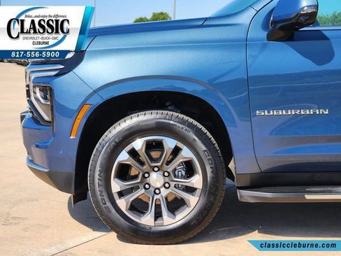 Used 2025 Chevrolet Suburban LT w/ Comfort Package AWD/4WD image 11