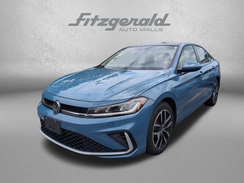 Used 2025 Volkswagen Jetta SE FWD image 3