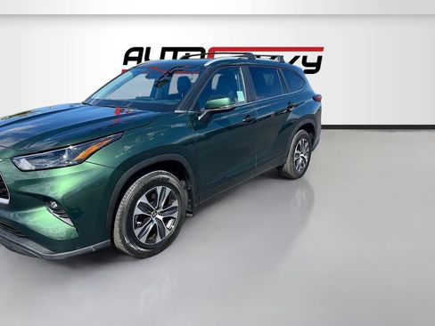 Used 2023 Toyota Highlander XLE w/ Protection Package #3 (TMS) FWD image 3