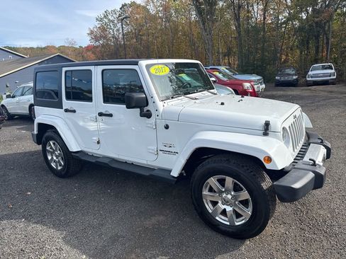 Used 2017 Jeep Wrangler Unlimited Sahara w/ Connectivity Group image 7