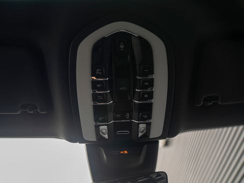 Certified 2025 Porsche Macan AWD/4WD image 11