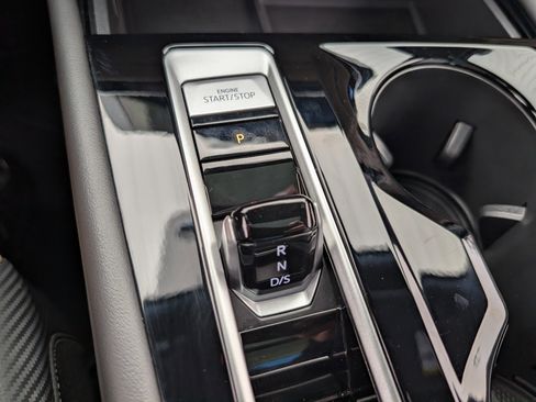 Used 2024 Volkswagen Atlas Cross Sport SE image 31