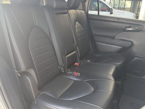 Used 2022 Toyota Highlander XLE image 16