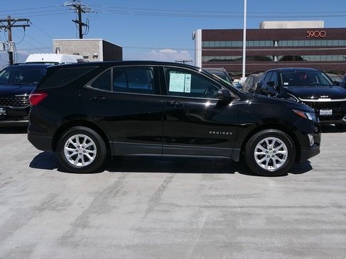 Used 2019 Chevrolet Equinox LS w/ LPO, Cargo Package FWD image 2