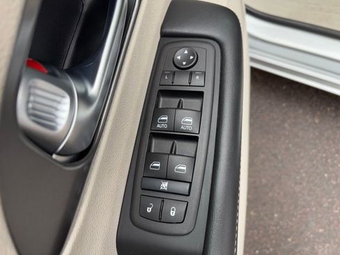 Used 2024 Chrysler Pacifica Touring-L FWD image 22