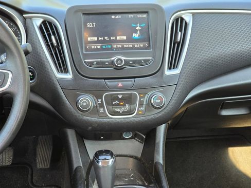 Used 2018 Chevrolet Malibu LS w/ LPO, Convenience Package 1 FWD image 18