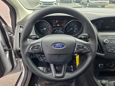 Used 2018 Ford Focus SE FWD image 29