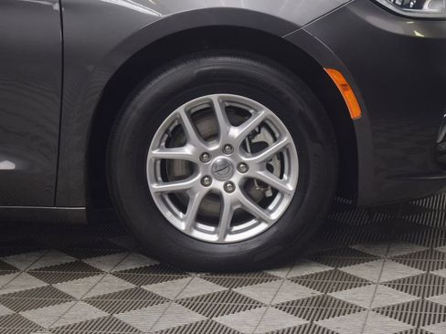 Used 2023 Chrysler Pacifica Touring-L FWD image 30