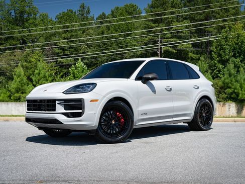 Used 2023 Porsche Cayenne GTS AWD/4WD image 3