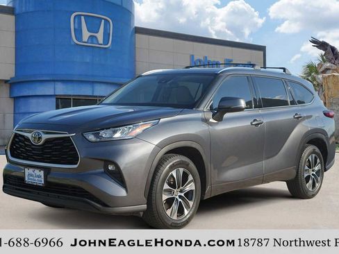 Used 2020 Toyota Highlander XLE FWD image 1