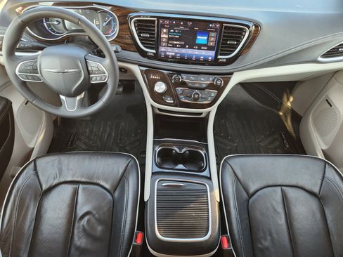 Used 2022 Chrysler Pacifica Limited image 25