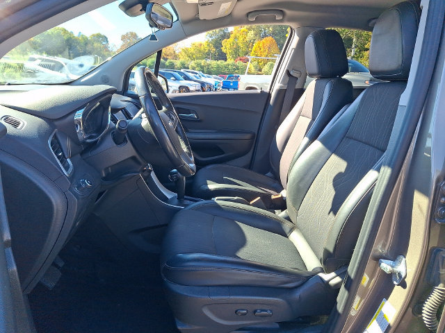 Used 2022 Chevrolet Trax LT w/ Sport Edition AWD/4WD image 2