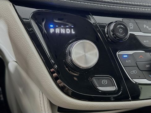 Used 2023 Chrysler Pacifica Limited FWD image 17