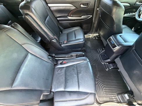Used 2019 Toyota Highlander XLE FWD image 12