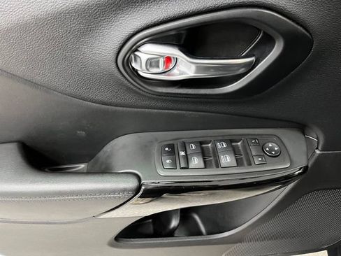 Used 2021 Jeep Cherokee Latitude Plus FWD image 21