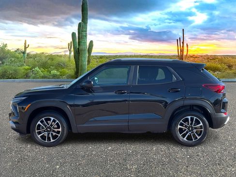 Used 2025 Chevrolet TrailBlazer LT image 3