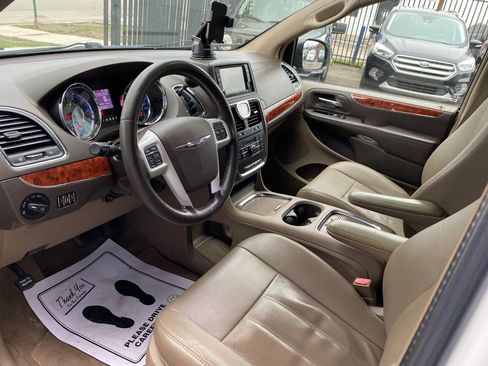 Used 2015 Chrysler Town & Country Touring-L w/ Driver Convenience Group image 3