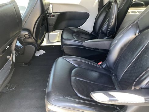Used 2023 Chrysler Pacifica Touring-L FWD image 15