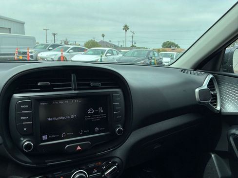 Used 2025 Kia Soul LX w/ LX Technology Package FWD image 30