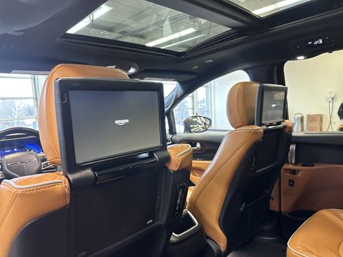 Used 2022 Chrysler Pacifica Pinnacle image 4