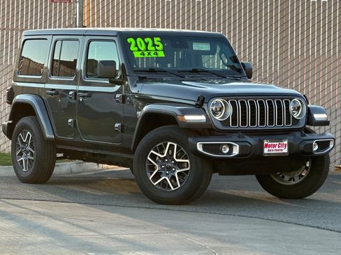 Used 2025 Jeep Wrangler Sahara image 2
