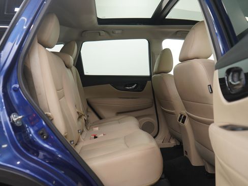 Used 2020 Nissan Rogue SL w/ Premium Package image 12