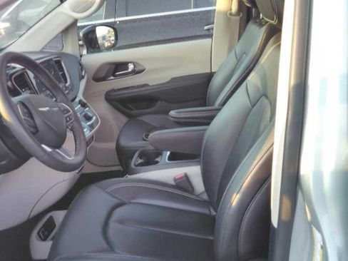 Used 2024 Chrysler Pacifica Touring-L FWD image 5