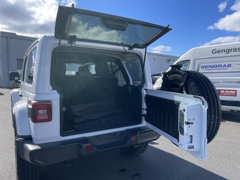 Used 2025 Jeep Wrangler Sahara image 21