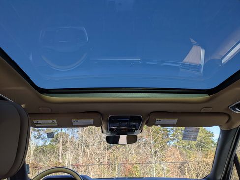 Certified 2025 Land Rover Range Rover SE image 25