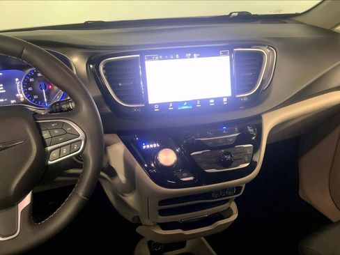 Used 2024 Chrysler Pacifica Touring-L FWD image 6