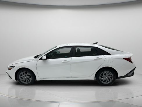 Used 2024 Hyundai Elantra SEL FWD image 8