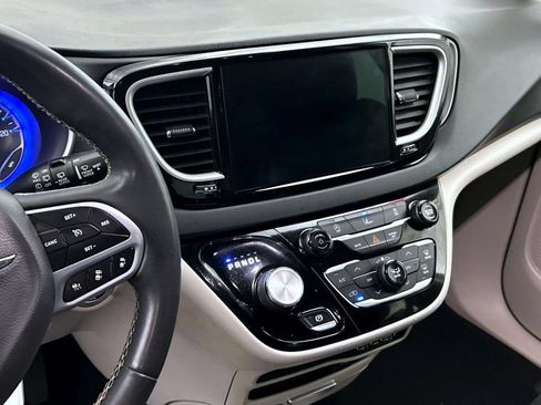 Certified 2022 Chrysler Pacifica Touring-L FWD image 12