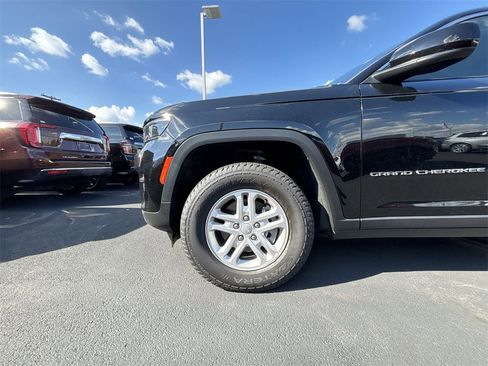 Used 2023 Jeep Grand Cherokee Laredo image 16